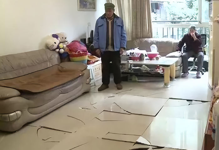 渝北的一戶居民家中，地上的瓷磚連續(xù)爆裂六小時(shí).jpg